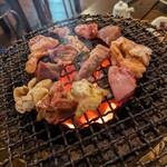 ホルモン焼き 夏冬 渋谷宇田川町店 - 炭火で焼いて食べます