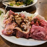 ホルモン焼き 夏冬 渋谷宇田川町店 - 追加の「おかわり盛り」２００グラムとカシラ単品