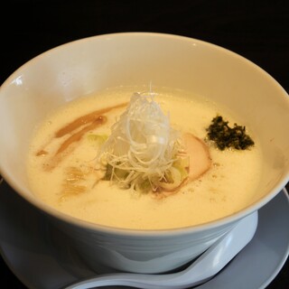 鶏白湯らーめん（切刃18番低加水ストレート麺）