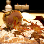 おみ乃 - 伊達鶏のもも肉と菊の花の棒寿司