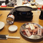 米沢鶏肉店 - 自分で鉄板で焼くスタイル