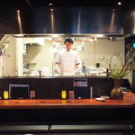 てっぱん屋 虎鉄 - ライブ感あるオープンキッチン