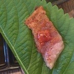 Koriandainingu ryun - 次はエゴマの葉にお肉と甘辛味噌をつけて…。