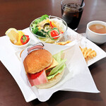 ポンポン キッチン&カフェ - PonPonベーコンチーズバーガー