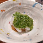 傳 - [2024年8月 訪問]オクラとアオリイカ、下に雲丹と焼き茄子が仕込んであります。