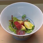 家庭料理 小川 - まぐろアボカドゆずこしょう 少々