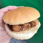 まいばすけっと - 料理写真:伊藤製パンメンチカツバーガーからしマヨ118円