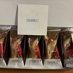 オードリー - ■グレイシア ミルク（5個入り）￥849…見た目も花束のように美しく、サクサクのラングドシャクッキーに包まれたふんわりとしたミルククリームと甘酸っぱいドライいちごが見事に調和していた。