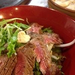 武州うどんあかねandみどりダイニング - サーロインミニステーキ丼セット（日替わり）