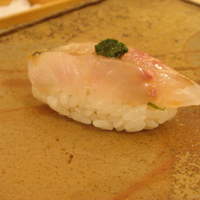 鮨 さいとう - 鯵。舎利が多くて熱い