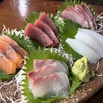 包丁や - まぐろ入り刺身5点盛(まぐろ、サーモン、たい、またち、甲いか)