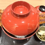 266802155 - 真紅の蓋を開ければ…