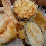 割烹酒場 楽do - アカメゴチ、メヒカリ、アオハタの３種の天ぷら盛りのアップ