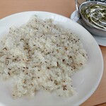 クイーンガーデン - サグブラウン950円(税込)とジーラライス350円
      サグブラウンやっぱり美味しい♪海老とほうれん草の相性最高です。
      ジーラライスは言わずもがな、単品でも美味いしカレーとの相性も抜群！
      サグブラウン好き