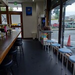 貝ガラ屋 - 店内　背後霊方式