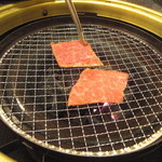 天下一の焼肉 将泰庵  船橋本店 - お肉を焼いてま～す