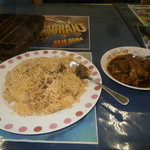 ラジャデラ - ビリヤニ（マトンプラオにチキンカレーカレーをかけて食べるタイプ）