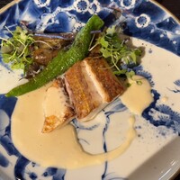 イノベーティブ フレンチ ワタハン - イトヨリダイと茄子と万願寺とうがらし。爽やかなクリームソース。美味しかったですが、硬い骨が1個取り切れていなかったので危うく刺さりそうに笑