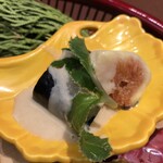 人形町今半 - 無花果と茄子の揚げ浸し胡麻かけ/防風の葉