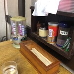 北海道らーめん味源 - テーブル席です♪