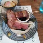 中華そば 鴨福 - 特製のスペイン産肩ロース(ローストポーク)、鴨の串焼、ハンガリー産マグレカナール(鴨肉)、薬味(山葵、塩、粒マスタード)、タレ、温泉卵 ♪