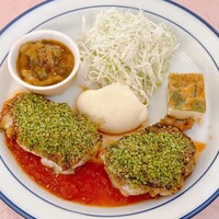 ダン ル シエル - 鶏もも肉の香草パン粉焼き トマトソース③