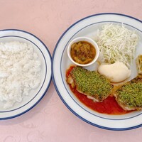 ダン ル シエル - 鶏もも肉の香草パン粉焼き トマトソース①