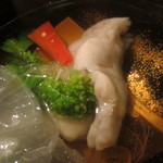 恵比寿　くろいわ - 蕪の下には鯛と菜の花など春の野菜が。