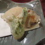 恵比寿　くろいわ - 揚げものはツボミナ、どんこしいたけ、そしてなんとフグの白子。