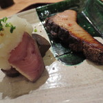 恵比寿　くろいわ - 向かって左は背の方をさっと炙った物。右はトロの酒盗焼き。