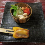 恵比寿　くろいわ - 手前は温かい生麩の田楽。奥はタラノメ、ウルイ、人参に豆腐。