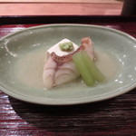 恵比寿　くろいわ - 控え目ながら奥行きのある味わいの煮物。