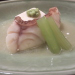 恵比寿　くろいわ - 白みそを使って酒蒸ししたクエとフキに山葵の乗った豆腐。