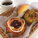 リトルマーメイド - ダークチェリー、宇治抹茶のあんデニッシュ、スイートコーンのパンとコーヒー