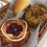リトルマーメイド - ダークチェリー、宇治抹茶のあんデニッシュ、スイートコーンのパン