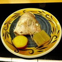 赤坂 浅田 - 焼物として，鯛の唐蒸し，右下は，ふきの下に「えびす」