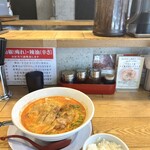 すする 担々麺 - 卓上の皆様と、ジャスミンティー✨
