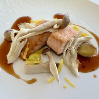 東京會舘 銀座スカイラウンジ - 秋鮭のポワレ　柚子風味のヴィネグレット　旬の茸添え