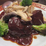 ジュイップ - 牛ほほ肉の赤ワイン煮込み