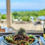 島cafeとぅんからや - 海に向いたカウンターに席をとりました。そろそろテラスでも涼しいかと思いましたが、まだ暑くて根性が有りませんでした。海を眺めながらノンビリ頂きます。