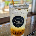 島cafeとぅんからや - パッションフルーツソーダも、甘みも程よく爽やか。
パッションフルーツの香りも良く、プチプチ種も一緒に飲み干しました。