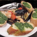ジュイップ - ムール貝とえびの白ワイン蒸し