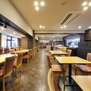 貸し切り利用もできる幅広い店内