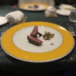 SALONE 2007 - 経産和牛のサーロイン ポルチーニのトリフォラーティ 赤ワインソースによるシンプルな仕上げ 素材一本勝負