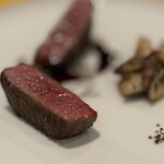 SALONE 2007 - 経産和牛のサーロイン ポルチーニのトリフォラーティ 赤ワインソースによるシンプルな仕上げ 素材一本勝負