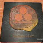 ナベノ-イズム - 渡辺家家紋でお出迎え。期待に胸が高鳴ります。