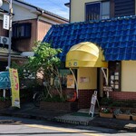 コーヒーハウス ラム - 駐車場は、左のコーヒーの旗の方に進みます✨