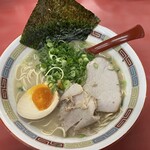 とんとん - トッピング替え玉をのせたところ
