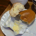 キッチン ブルー グローブ - ２つ目のロールパン