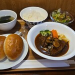 キッチン ブルー グローブ - 牛すね肉とマッシュルームのシチュー　ロールパン添え